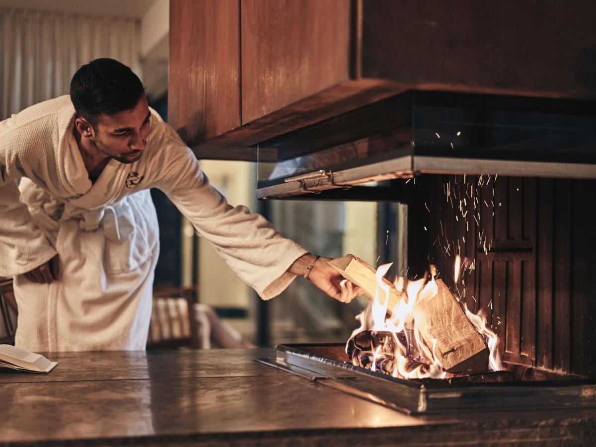 A-Rosa Ifen Hotel Kleinwalsertal Hirschegg  Eksteriør bilde A chef cooking with a blowtorch