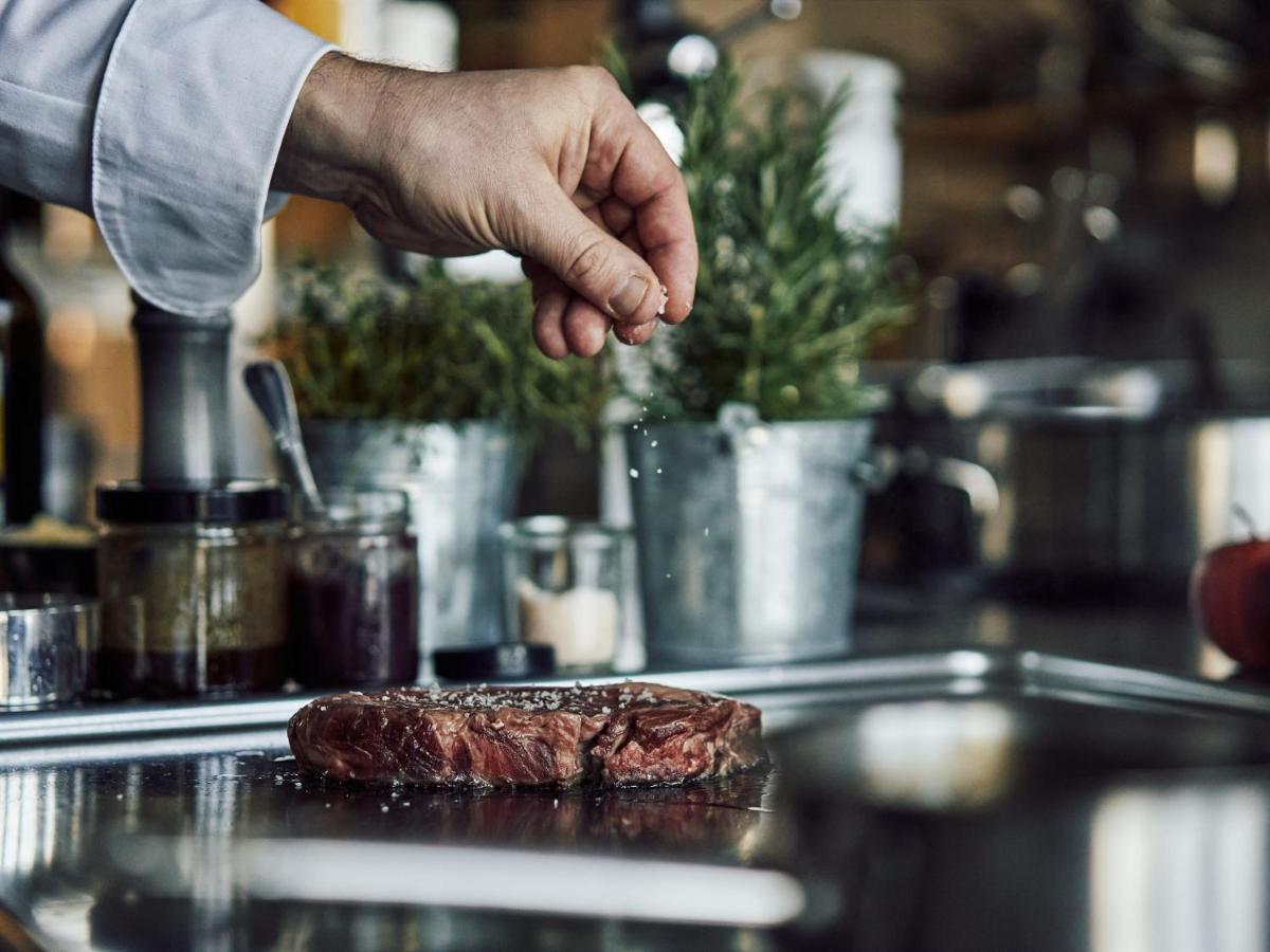 A-Rosa Ifen Hotel Kleinwalsertal Hirschegg  Eksteriør bilde Seasoning a steak