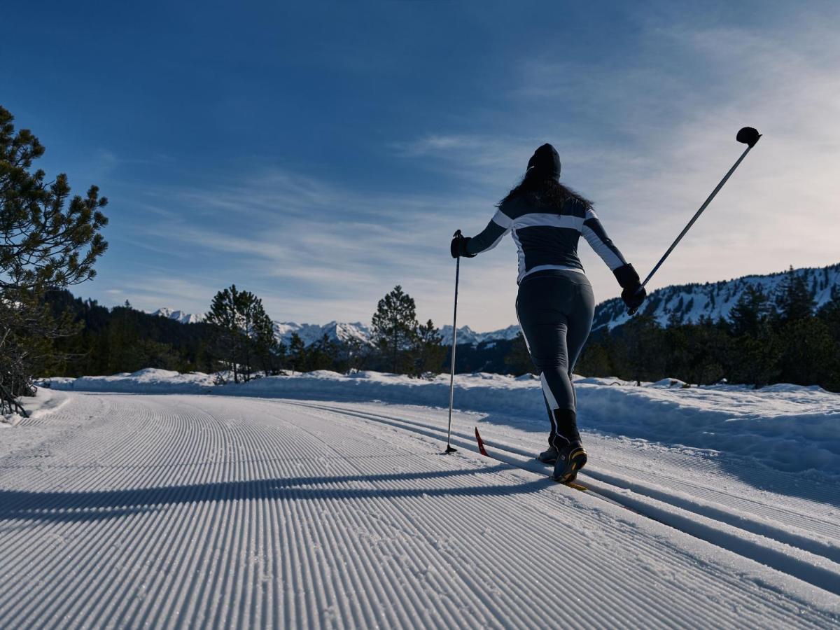 A-Rosa Ifen Hotel Kleinwalsertal Hirschegg  Eksteriør bilde Cross-country skier on a track