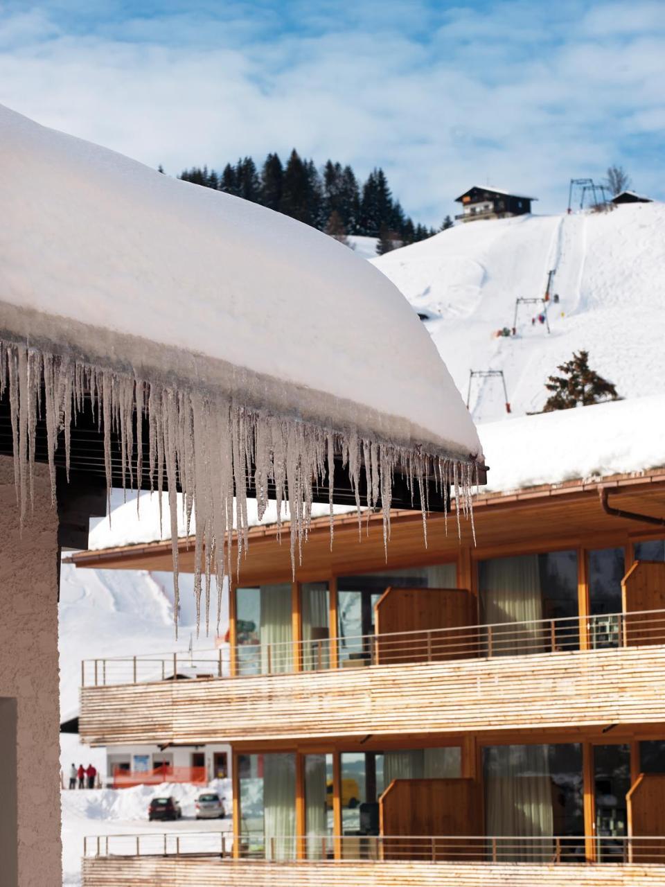A-Rosa Ifen Hotel Kleinwalsertal Hirschegg  Eksteriør bilde Icicles on a building